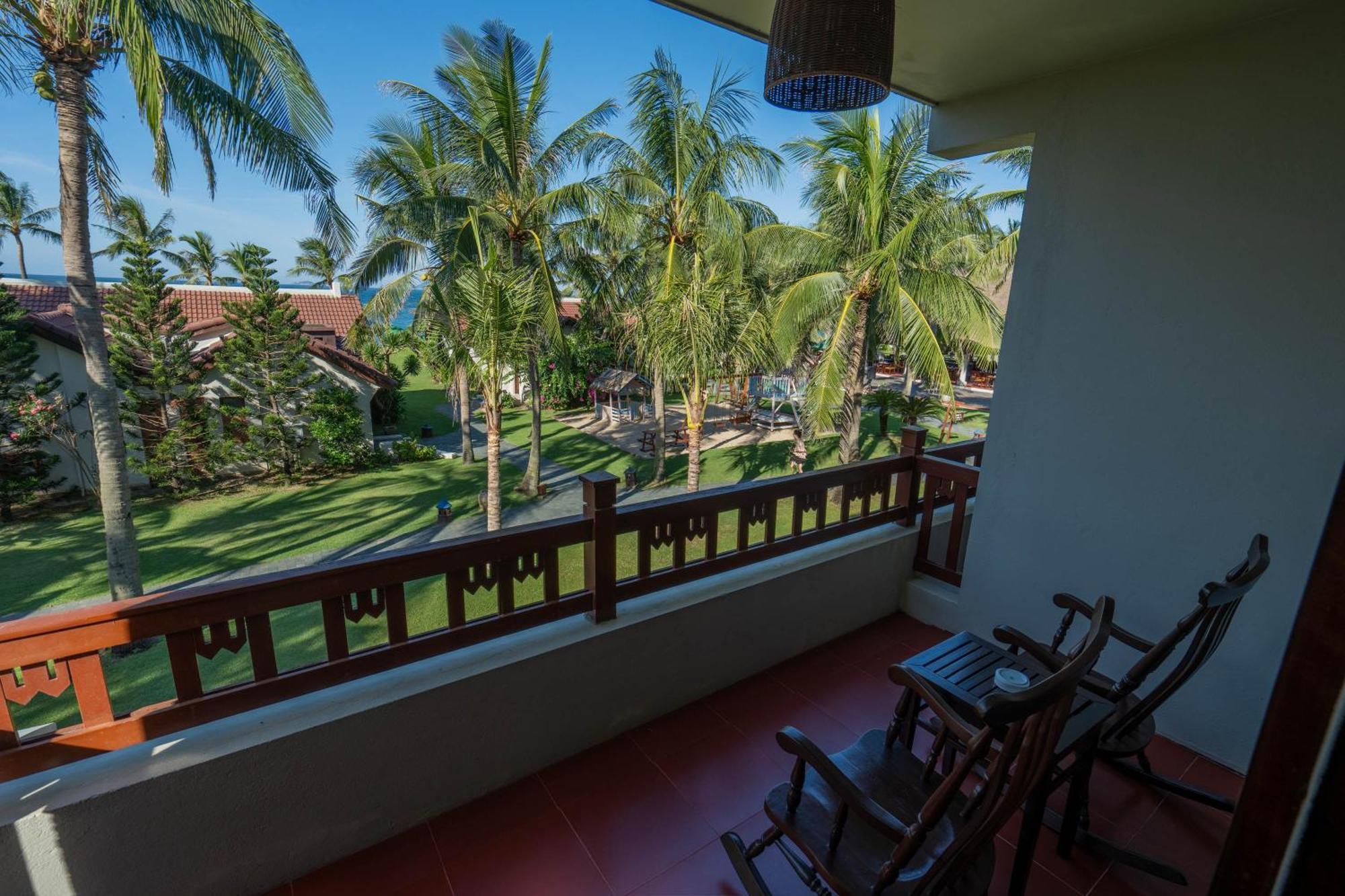 Palm Garden Beach Resort & Spa Hội An Kültér fotó A balcony in a hotel room