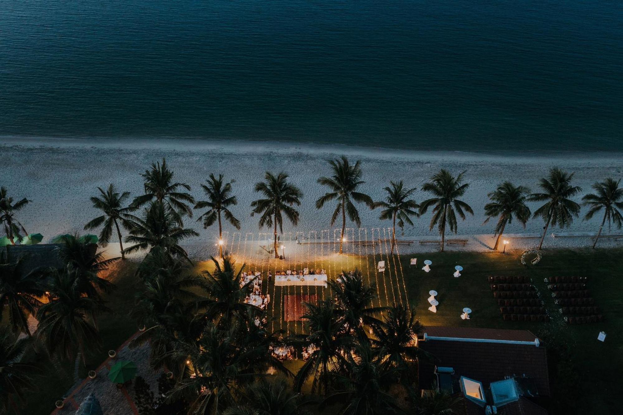 Palm Garden Beach Resort & Spa Hội An Kültér fotó Aerial view of the beach at night